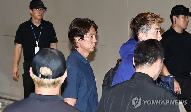 말없이 귀국하는 홍명보