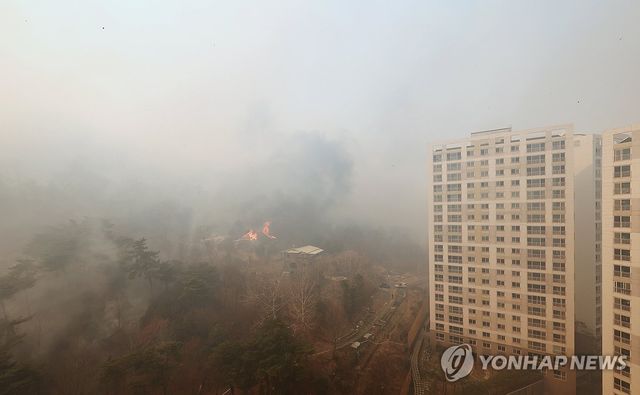 화염과 검은 연기