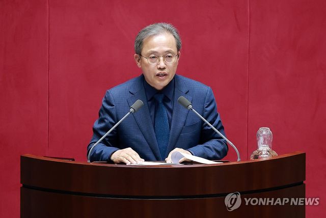 제안설명하는 송기헌 정개특위 위원장