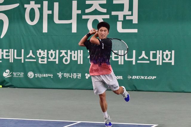 16세부 남자 단식에서 우승한 양구고 이관우