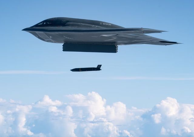 장거리 대함 미사일 투하하는 미 공군 B-2 스텔스 전략 폭격기
