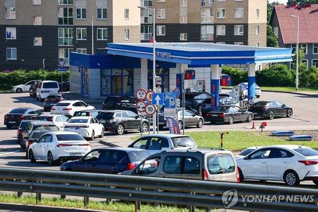 에너지 공급난에 러시아 주유소에 늘어선 차량 행렬