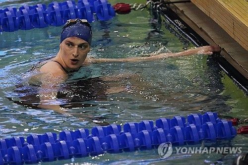 여성 수영종목에 출전한 트랜스젠더 선수