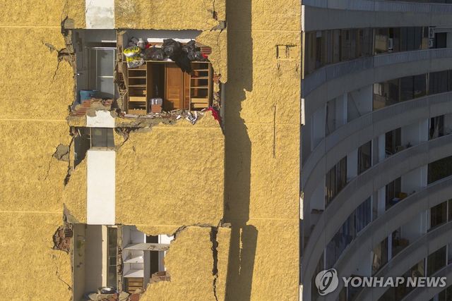 지진으로 갈라진 벽