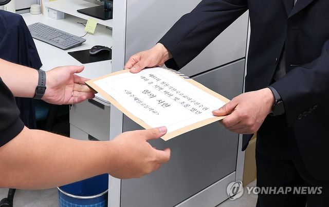 "스타벅스 가야지" 조롱에 항의서한 전달하는 이규연 교장