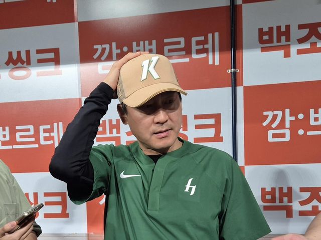 인터뷰하는 키움 히어로즈 설종진 감독