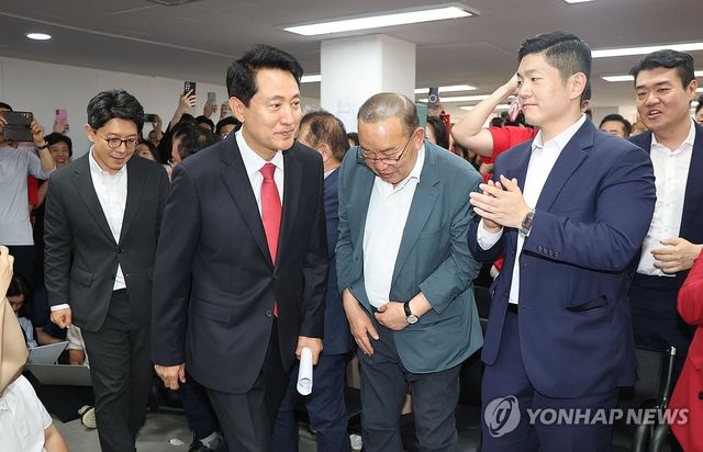 입장하는 오세훈 후보