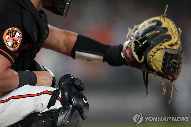 포수 오른쪽 무릎에 장착한 피치컴 송신기
