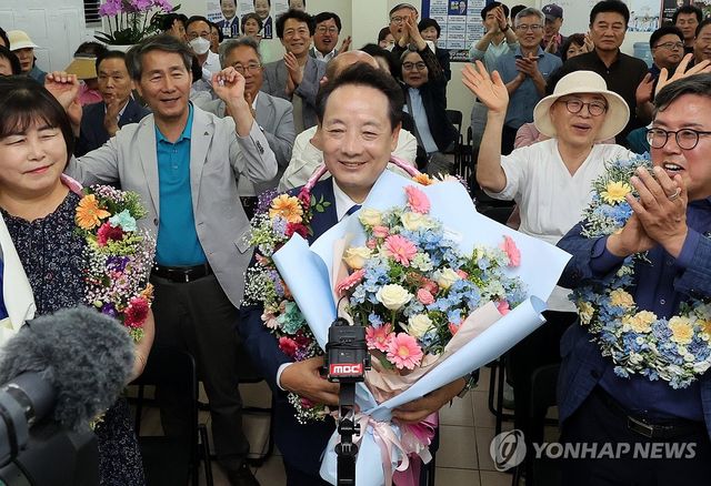 환호하는 임택 광주 동구청장 후보