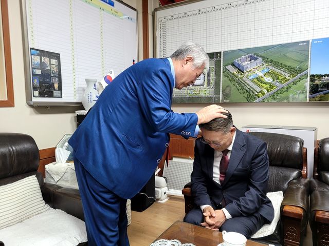 전광훈 사랑제일교회 목사에게서 안수기도를 받는 윤호상 서울시 교육감 후보