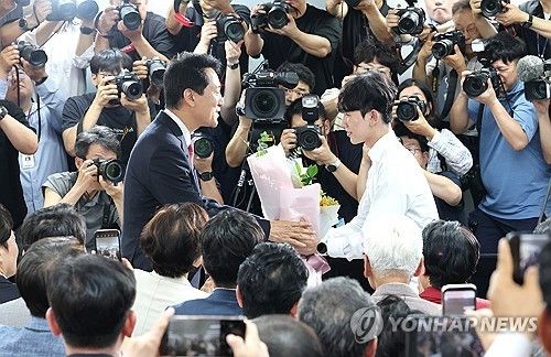 꽃다발 받는 오세훈 후보