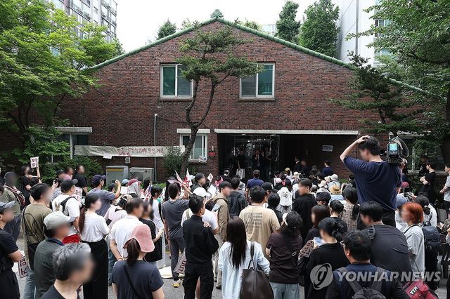 투표함 반출 반대…투표소 앞에 모인 시민들