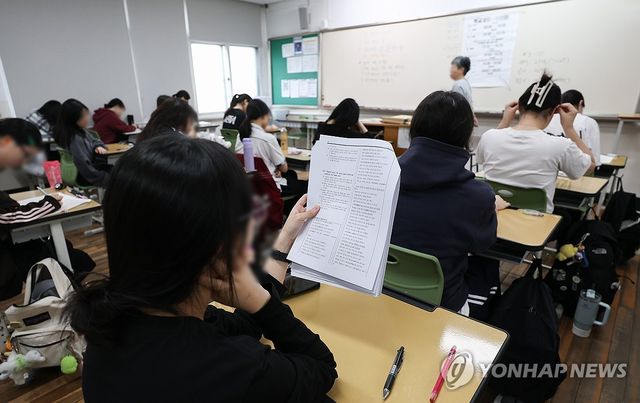 2027학년도 6월 모의고사 준비하는 학생들