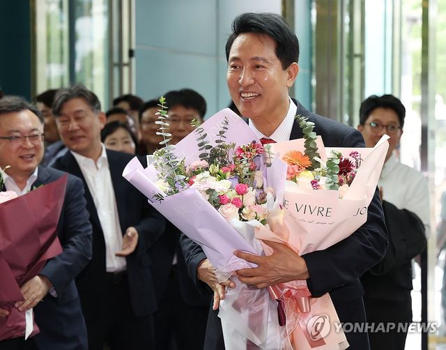 시청 출근하며 꽃다발 받은 오세훈 서울시장