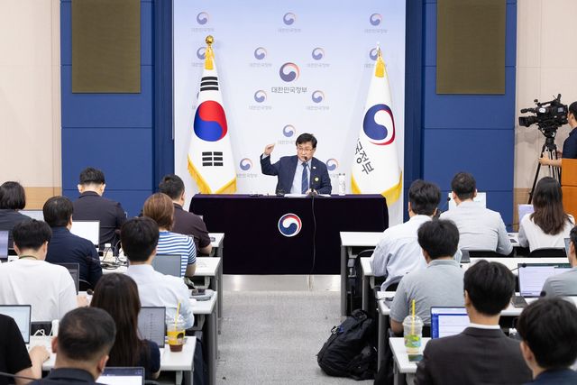 발언하는 기후장관