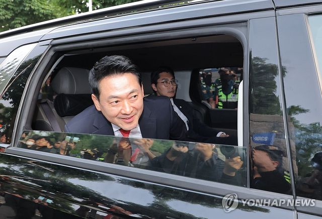 선관위 항의 집회 참가자들에 인사하는 장동혁