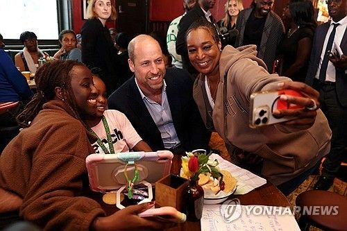 펍 손님들과 사진 찍는 윌리엄 왕세자