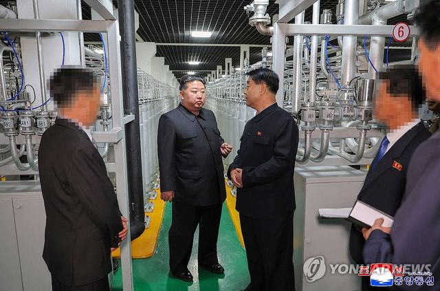 새 핵물질 생산공장 시찰하는 김정은