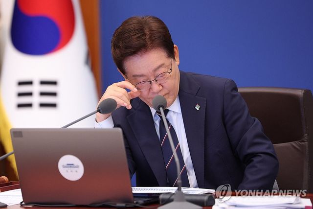 자료 보는 이재명 대통령