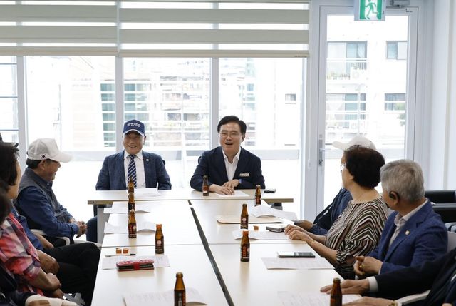 4일 보훈회관을 찾은 진교훈 구청정(중앙 우측)