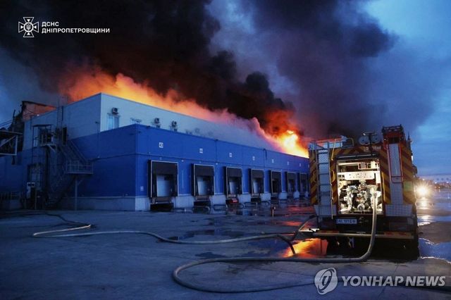 러시아 공격에 불타는 드니프로 지역의 창고 건물