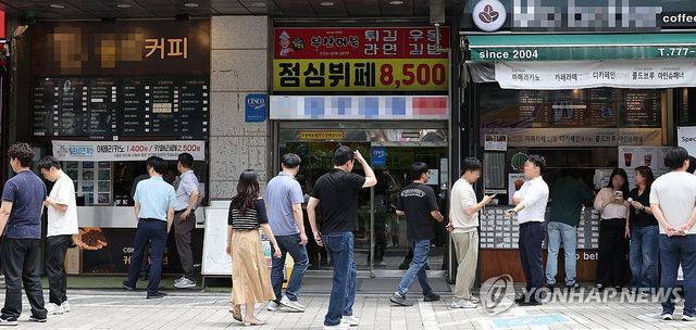고물가 속 가성비 커피·음식점에 몰린 시민들