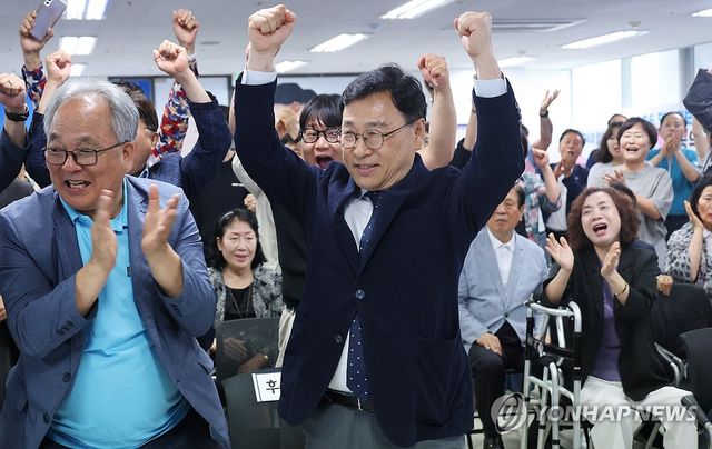 지지자들과 기뻐하는 정근식 후보