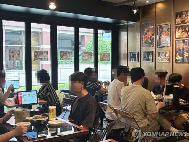 깐부치킨 삼성점을 찾은 손님들