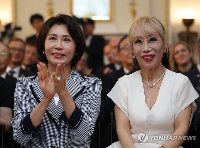 기념 촬영하는 김혜경 여사와 소프라노 조수미