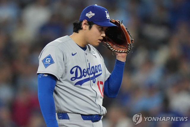 피치컴으로 포수의 사인을 듣는 오타니 