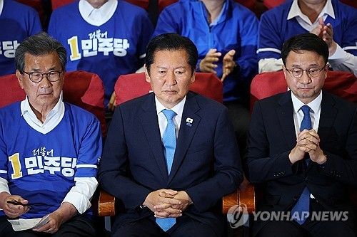 지방선거 출구조사 결과 보도 지켜보는 민주당 지도부