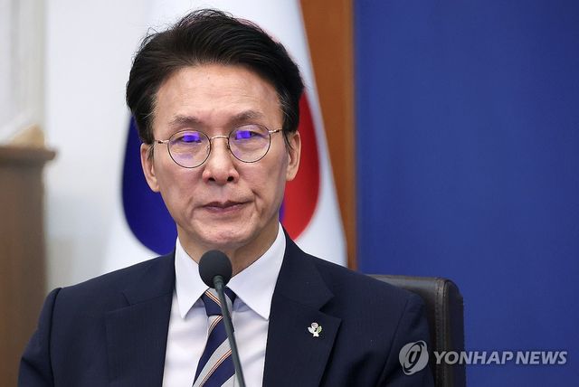 발언 듣는 김민석 국무총리