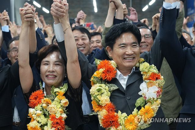 당선 유력에 환호하는 김대중 후보