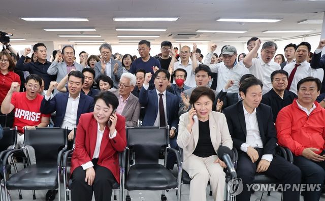 환호하는 오세훈 후보 캠프