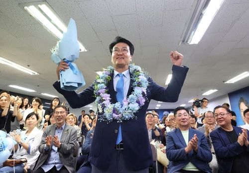 기뻐하는 안민석 후보