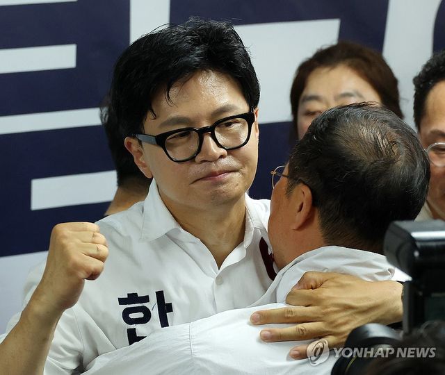 한동훈 '역전승' 주먹 불끈