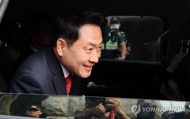 선관위 항의 집회 지나는 장동혁 대표