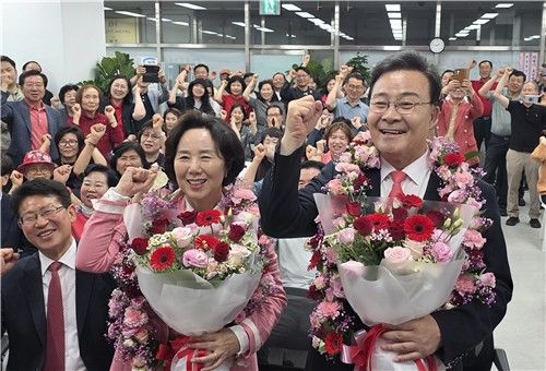 환호하는 김성제 당선인
