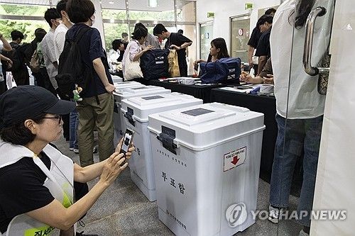개표소에서 투표함 점검하는 선관위 관계자들