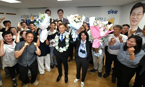 환호하는 김중남 강릉시장 당선인