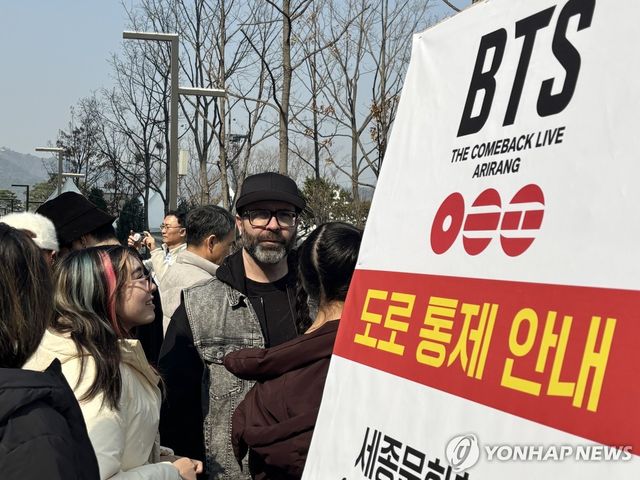 지난 3월 세종문화회관 앞 BTS 홍보물 앞에 서있는 외국인
