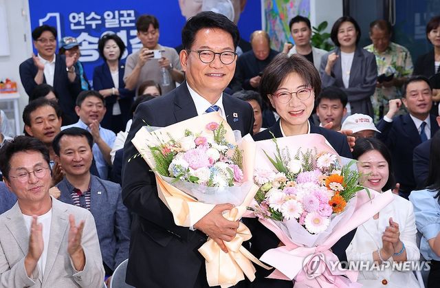 당선 유력에 축하받는 송영길 후보