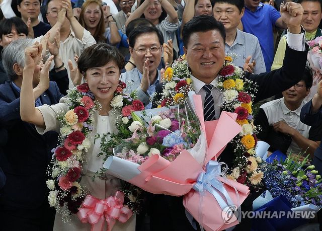 당선 세레머니 하는 신용한 충북지사 후보