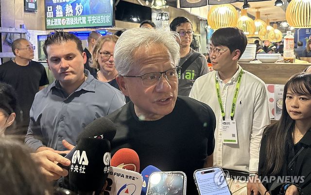 대만에서 취재진과 인터뷰하는 젠슨 황 엔비디아 CEO