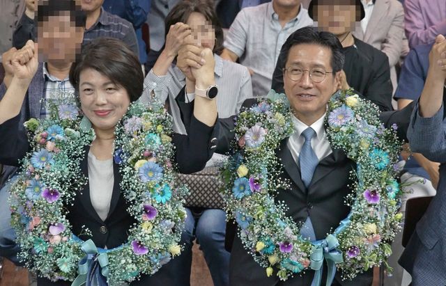 정영두(오른쪽) 김해시장 당선인 