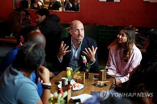 펍 손님들과 얘기 나누는 윌리엄 왕세자