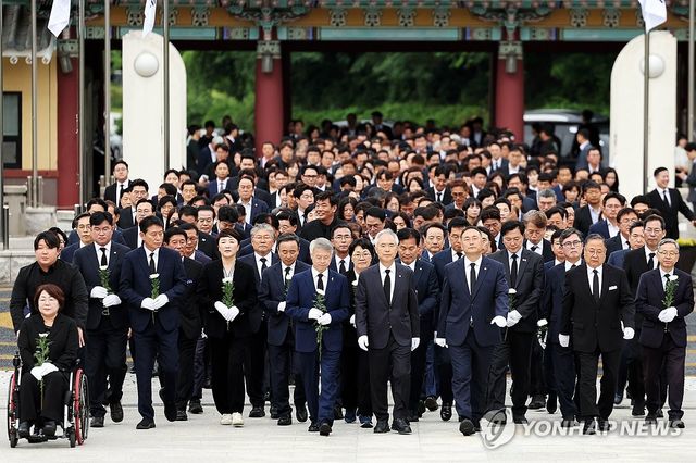 민주묘지 참배하는 민주당 전남광주특별시 당선자들
