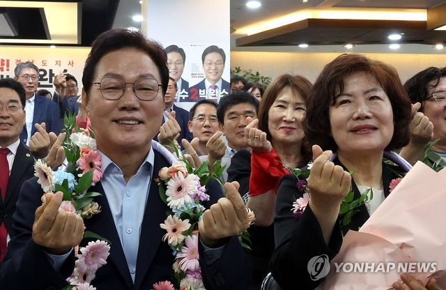 미소 짓는 박완수 경남지사 당선인
