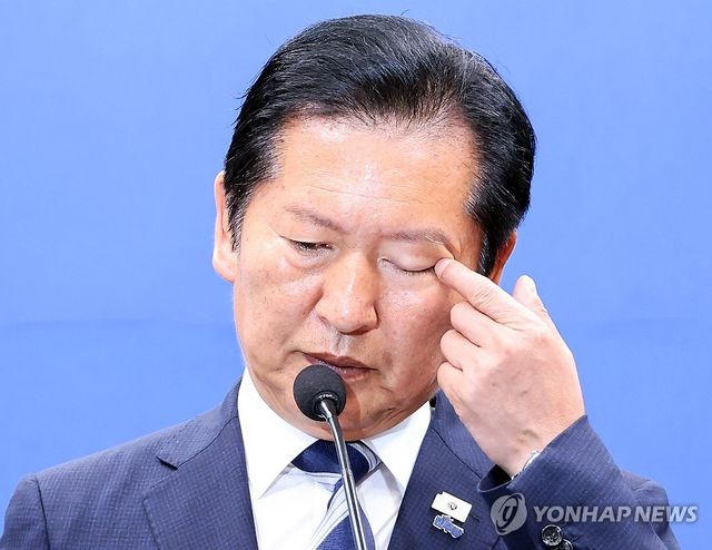 눈 만지는 정청래 총괄상임선대위원장