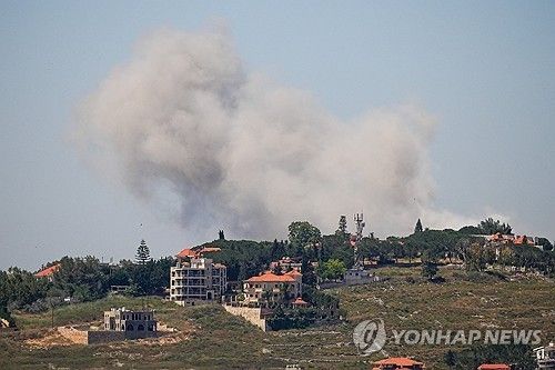 이스라엘군의 공습 이후 연기가 피어오르는 레바논 남부 마을